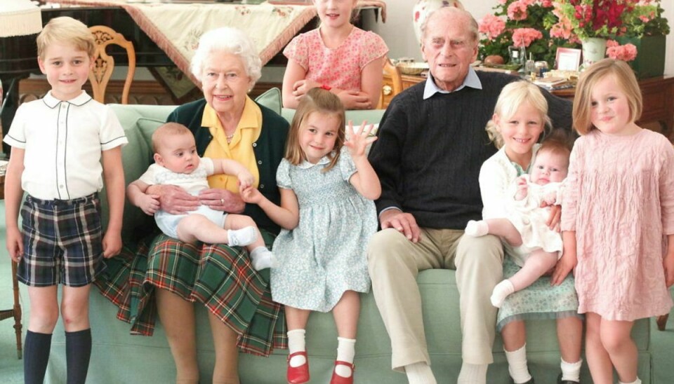 Dronning Elizabeth og prins Philip her med syv af deres 10 oldebørn. Billedet er taget i 2018. Foto: The Duchess of Cambridge/Ritzau Scanpix.