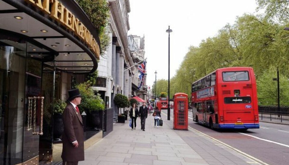 Danskers søn sigtet for milliardær-drab Sådan ser det ud foran den dræbte milliardærs hotel, Athenaeum, i London. Foto: Rozenn Leboucher/Shutterstock/Ritzau Scanpix