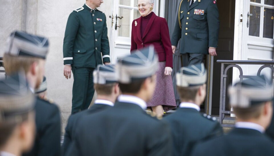 Dronningen kommer ud til de ventende, nye officerer sammen med sin nye ceremonichef Lasse Harkjær. Foto: Martin Sylvest/Ritzau Scanpix Dronningen kommer ud til de ventende, nye officerer sammen med sin nye ceremonichef Lasse Harkjær. Foto: Martin Sylvest/Ritzau Scanpix