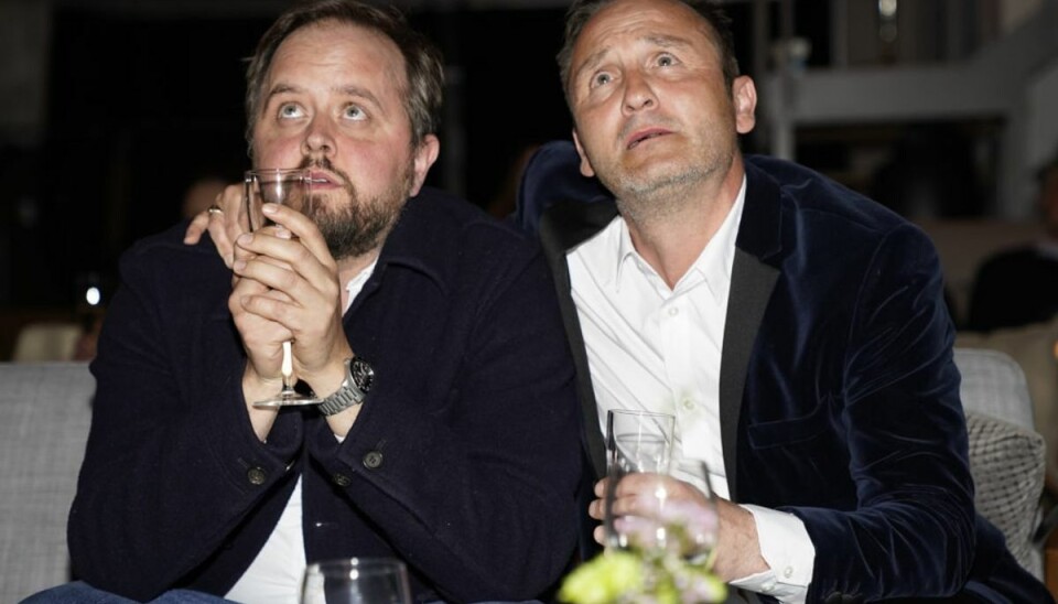 Skuespillerne Magnus Millang (tv) og Lars Ranthe (th) fulgte nervøst med fra Zentropas hovedkontor sammen med resten af holdet bag filmen ‘Druk’, da nattens oscarstatuetter skulle uddeles. Foto: Ida Marie Odgaard/Ritzau Scanpix