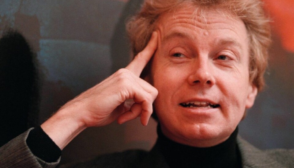 Runder skarpt hjørne Kapelmester Henrik Krogsgaard er en af de mest kendte ansigter i dansk revy. 27. april fylder han 70 år. Dette billede er dog af lidt ældre dato – fra 1997. (Arkivfoto) – Foto: Nils Meilvang/Ritzau Scanpix