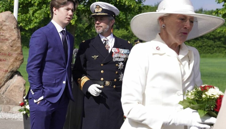 Dronningen, kronprinsen og prins Christian kører over den gamle grænse i karet, ved Frederikshøj, søndag den 13. juni 2021. Foto: Henning Bagger/Ritzau Scanpix