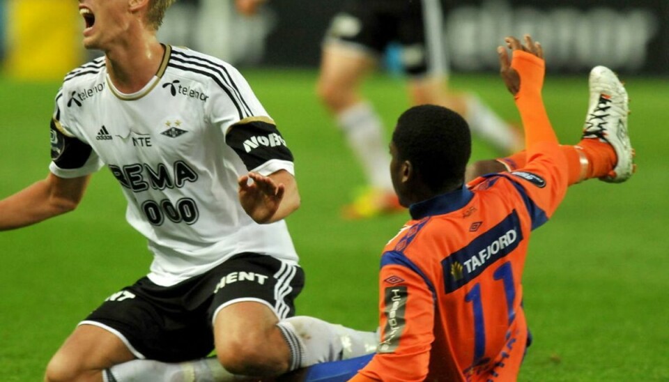 Fodboldspiller død: Blev kun 33 år gammel Her takler Tremaine Stewart norske Markus Henriksen i 2012. Han fik et gult kort for taklingen. Foto: Ned Alley/NTB/Ritzau Scanpix