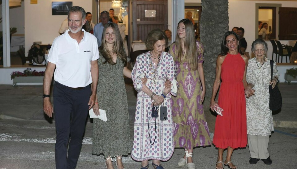 Den kongelige familien forlader den nyåbnede restaurant, Mia, der er beliggende i Portixol. Fra venstre er det Felipe, prinsesse Leonor, eks-dronning Sofia, infanta Sofia, dronning Letizia og prinsesse Irene.