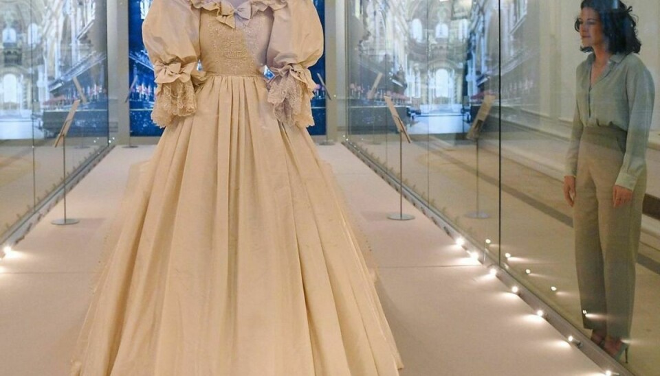 Afdøde prinsesse Dianas brudekjole, som lige nu er udstillet på Kensington Palace. Foto: Scanpix/JUSTIN TALLIS / AFP