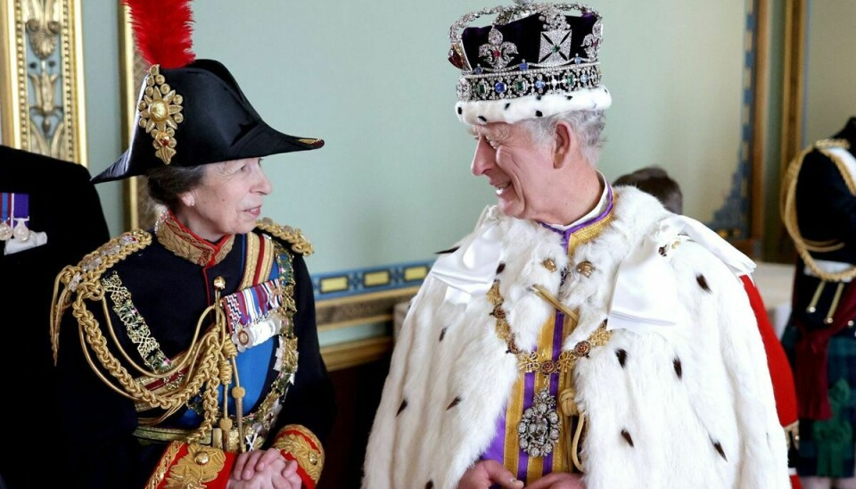 Kong Charles ses her sammen med sin søster, prinsesse Anne, ved sin kroning den 6. maj i år.