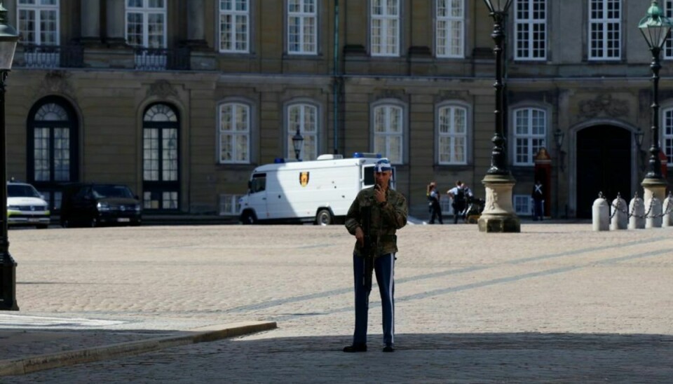 Bomberydderne er ankommet til Amalienborg.Foto: presse-fotos.dk