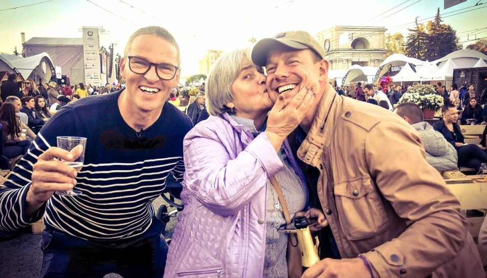 I de senere år har seere kunnet måbe og frydes over Morten Kirckhoff og Jan Elhøjs rejser ud i verden sammen. Deres fælles humor beskriver de selv som et vigtigt element. Her ses de to venner på vinferie i Moldova. (PR-foto). I de senere år har seere kunnet måbe og frydes over Morten Kirckhoff og Jan Elhøjs rejser ud i verden sammen. Deres fælles humor beskriver de selv som et vigtigt element. Her ses de to venner på vinferie i Moldova. (PR-foto).