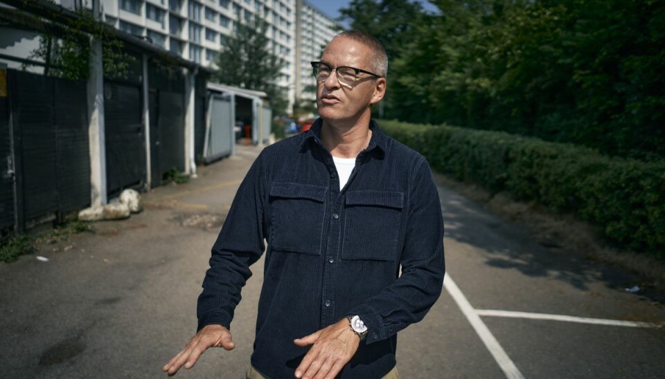 Jan Elhøj er født i 1971. Foruden at være globetrotter er han komiker, foredragsholder samt tv- og radiovært. Han er kendt fra populære satireprogrammer som 'Banjos Likørstue', 'Torsdag i 2'eren' samt Radio24syv-programmet 'Bæltestedet'. (Arkivfoto). Jan Elhøj er født i 1971. Foruden at være globetrotter er han komiker, foredragsholder samt tv- og radiovært. Han er kendt fra populære satireprogrammer som 'Banjos Likørstue', 'Torsdag i 2'eren' samt Radio24syv-programmet 'Bæltestedet'. (Arkivfoto).