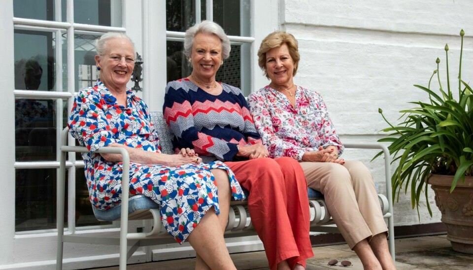 Billedet her er fra 2022, hvor dronning Margrethe havde selskab af begge sine søstre, prinsesse Benedikte og dronning Anne-Marie, under sit sommerophold på Gråsten Slot. I år er det kun Benedikte, der er der.