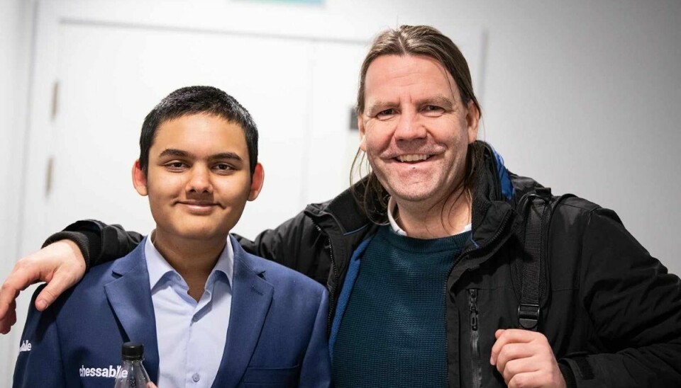Skakstormester Jacob Aagaard (t.h.) ses her med den unge amerikanske skakstormester Abhimanyu Mishra, som han trænede en del i 2020-2021. Mandag 31. juli fylder Jacob Aagaard 50 år. (Arkivfoto). Skakstormester Jacob Aagaard (t.h.) ses her med den unge amerikanske skakstormester Abhimanyu Mishra, som han trænede en del i 2020-2021. Mandag 31. juli fylder Jacob Aagaard 50 år. (Arkivfoto).