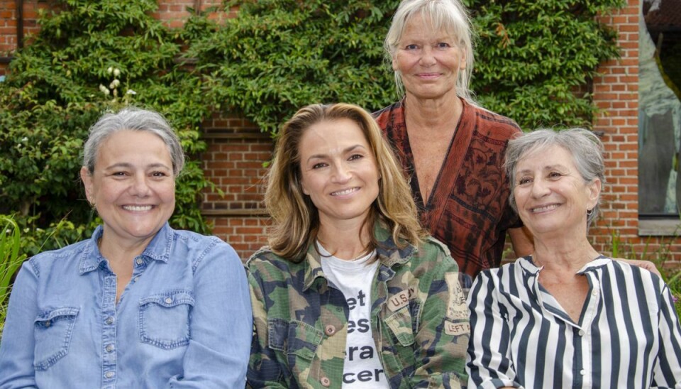 Julie Steinckes skuespillerkollegaer Anne Herdorf, Marianne Mortensen og Pia Rosenbaum skal spille nonner, men hun kommer ind som den vilde diskodiva i ’Sister Act’ på Det Ny Teater. Julie Steinckes skuespillerkollegaer Anne Herdorf, Marianne Mortensen og Pia Rosenbaum skal spille nonner, men hun kommer ind som den vilde diskodiva i ’Sister Act’ på Det Ny Teater.