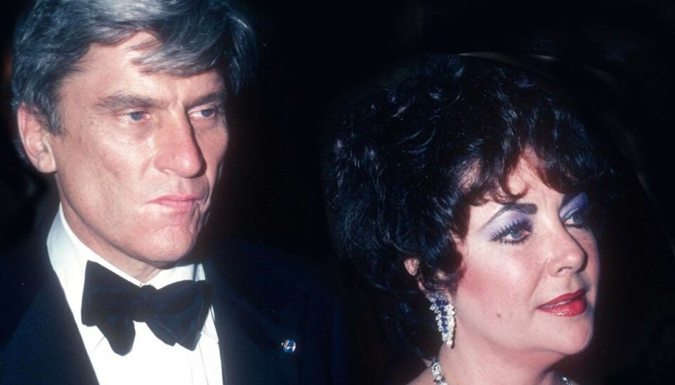 Død efter hjertestop John Warner ses her sammen med Elizabeth Taylor. Han var den sjette i rækken af stjerneskuespillerens i alt syv ægtemænd. Foto: John Barrett/Shutterstock/Ritzau Scanpix