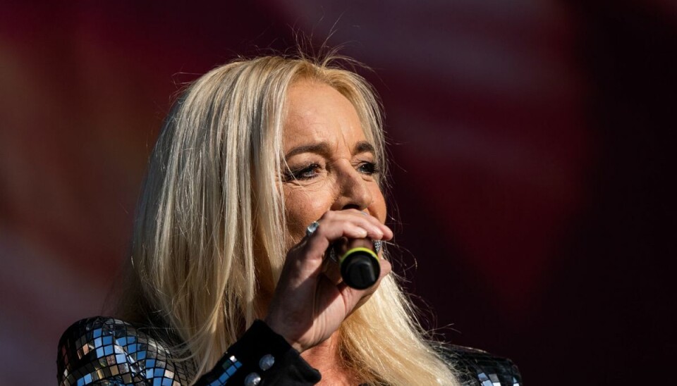Anne Linnet har med sin guitar rejst landet rundt for at optræde på blandt andet festivaler. Kirkekoncerter er kommet til. I år giver hun 12 i forskellige danske byer. (Arkivfoto). Anne Linnet har med sin guitar rejst landet rundt for at optræde på blandt andet festivaler. Kirkekoncerter er kommet til. I år giver hun 12 i forskellige danske byer. (Arkivfoto).