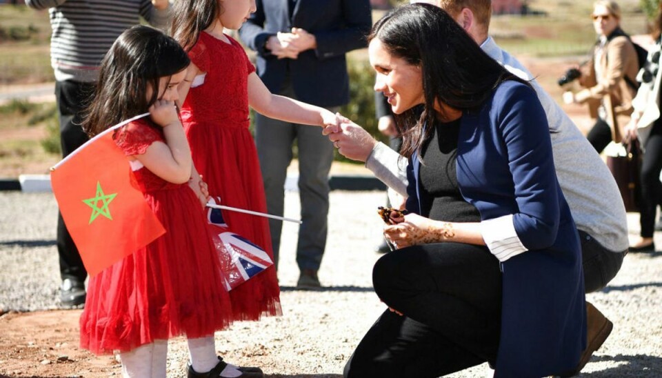 Meghan og Harry hilste på skolebørn i Marokko. Meghan talte fransk. Foto: Tim Rooke/Scanpix. Meghan og Harry hilste på skolebørn i Marokko. Meghan talte fransk. Foto: Tim Rooke/Scanpix.