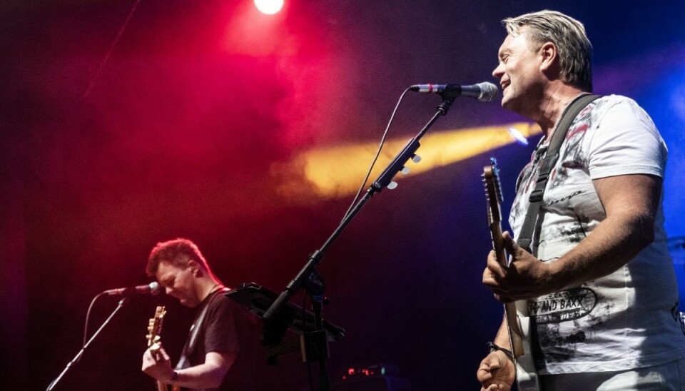 Det var med mere alvorlig mine end gennem resten af koncerten på Smukfest, at Johnny Hansen dedikerede 'Hotel himmel' til sin ven og bandets mangeårige bassist, Jørgen Hein.