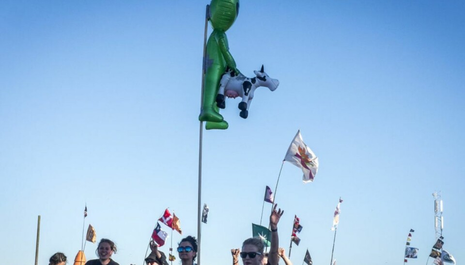 Stemningsreportage på Roskilde Festival 2015 under koncerten med Florence + The Machine på Orange Scene. Fanen med en oppustelig alien, som korpulerer en oppustelig ko har været at finde på Roskilde Festival hvert år siden 2000. (Arkivfoto) – Foto: Scanpix.