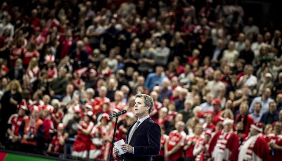Frederik lover herrelandsholdet flere besøg Kronprins Frederik holdt tale før Danmarks kamp mod Chile i Royal Arena i København torsdag aften. Foto: Mads Claus Rasmussen/Ritzau Scanpix.