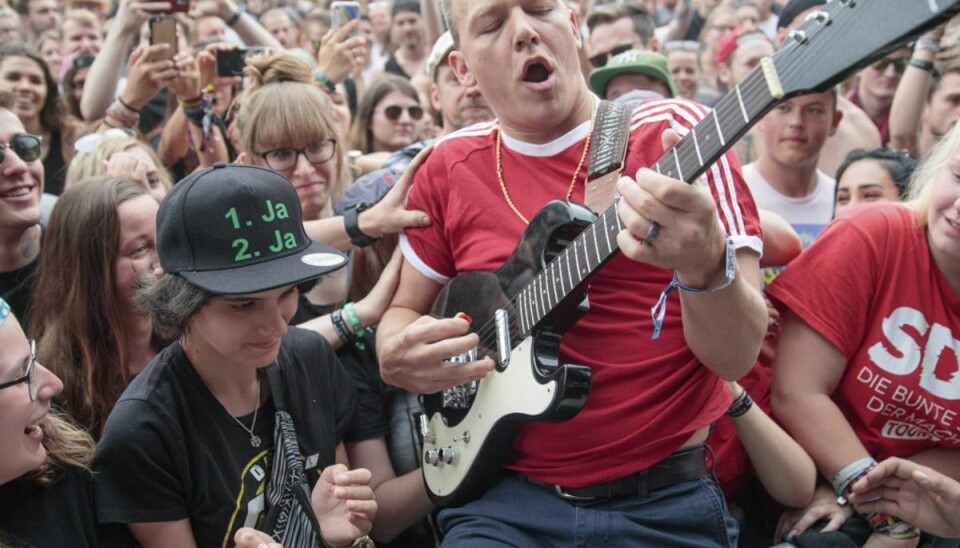 I juni 2019 spillede det amerikanske rockband Cage The Elephant på festivalen Rock im Park i tyske Nürnberg. Her ses guitaristen Brad Shultz. – Foto: Daniel Karmann/Ritzau Scanpix