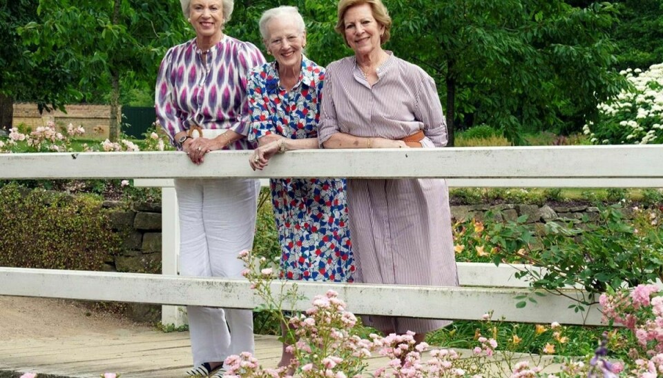 Dronning Margrethe ses her mellem sine to yngre søstre, prinsesse Benedikte (th) og dronning Anne-Marie i slotshaven i Gråsten sidste sommer.