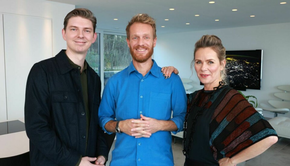 'Kender du typen'-vært Tobias Hansen, i midten, ses her sammen med programmets to kombattanter Anne Glad Wagner og Jacob Holst Mourtizen.