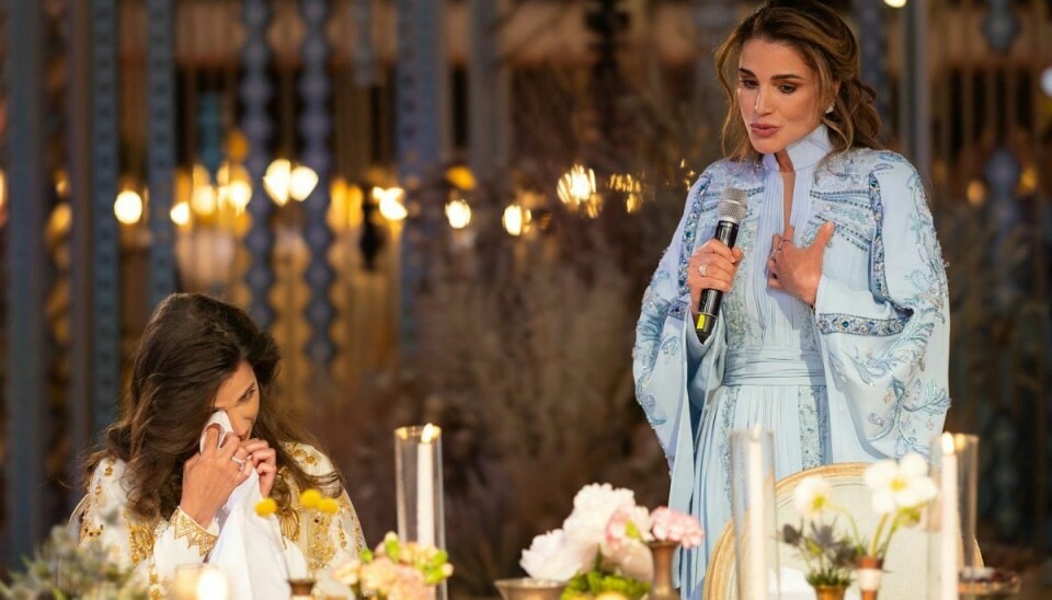 Dronning Rania taler til sin tydeligt rørte, kommende svigerdatter.
