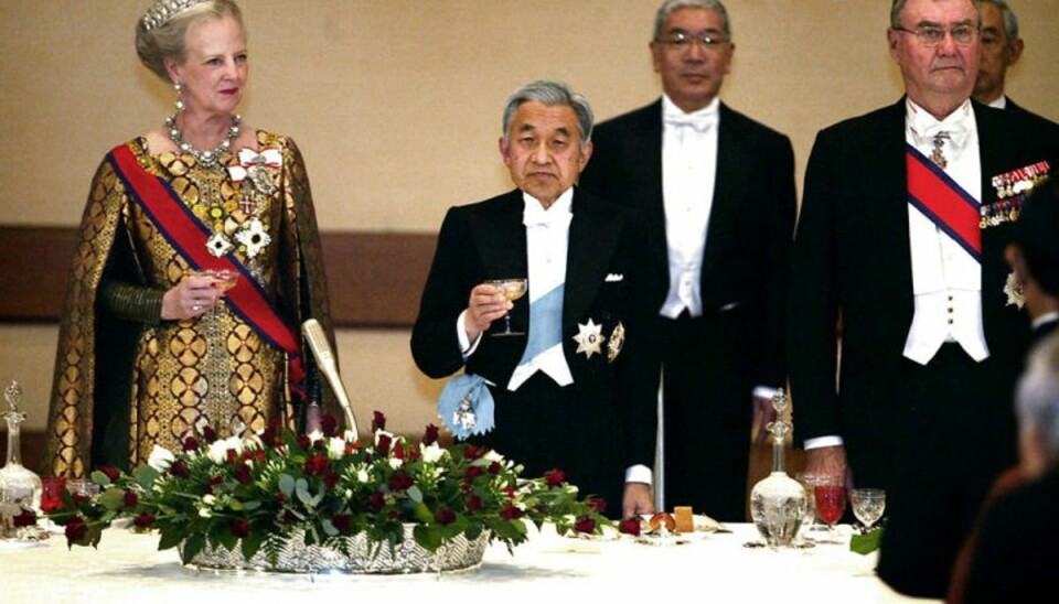 Regentparret til statsmiddag med Kejserparret i Tokyo tirsdag d. 16. november 2004. Fra venstre, dronning Margrethe, kejser Akihito og prins Henrik. 112 tjenere opvartede 120 gæster ved statsmiddagen for regentparret i det kejserlige palads. KLIK VIDERE OG SE FLERE BILLEDER AF DE TO KONGEFAMILIER. Foto: Scanpix Regentparret til statsmiddag med Kejserparret i Tokyo tirsdag d. 16. november 2004. Fra venstre, dronning Margrethe, kejser Akihito og prins Henrik. 112 tjenere opvartede 120 gæster ved statsmiddagen for regentparret i det kejserlige palads. KLIK VIDERE OG SE FLERE BILLEDER AF DE TO KONGEFAMILIER. Foto: Scanpix