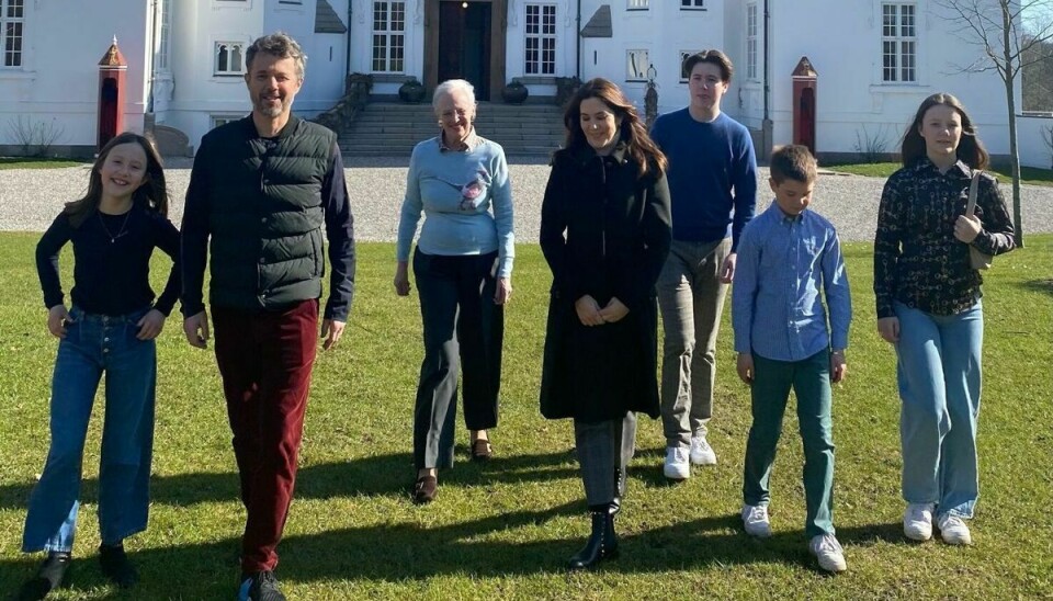 Dronning Margrethe med familien ved Marselisborg Slot.