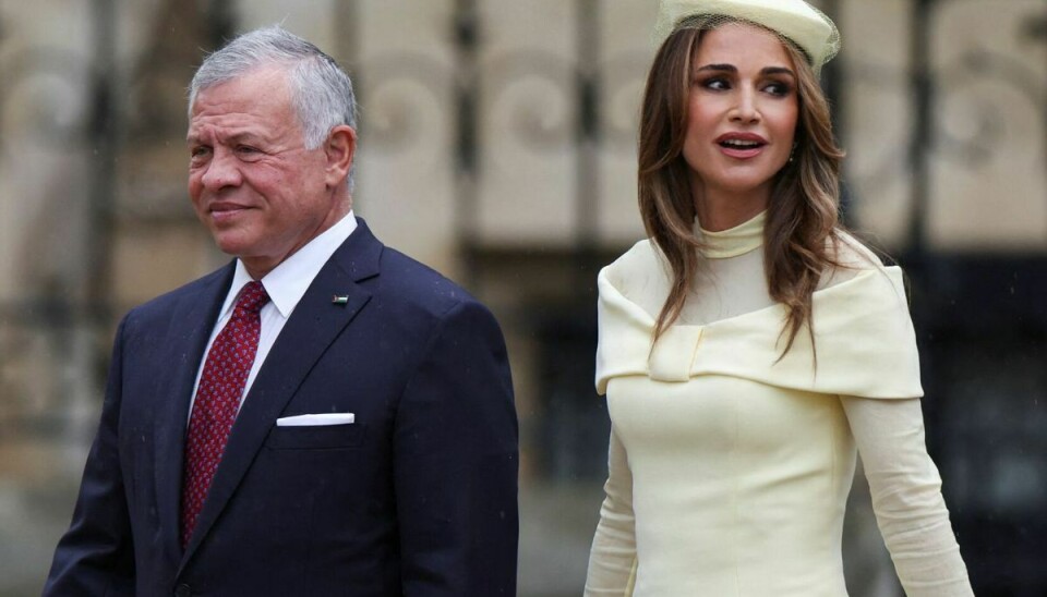 Kong Abdullah II og dronning Rania ankommer til kroningsceremonien i Westminster Abbey lørdag.