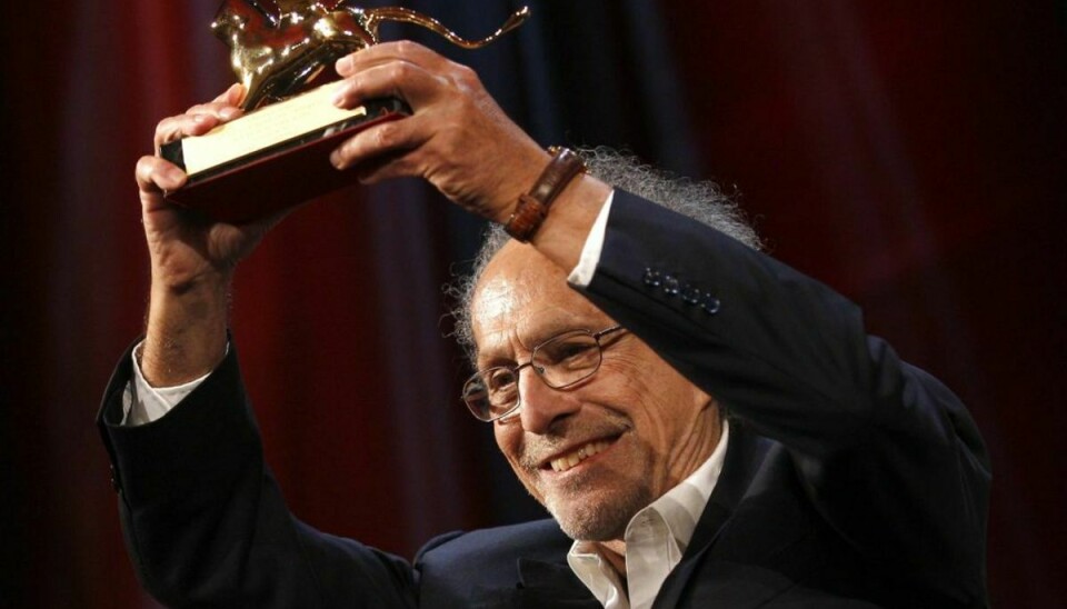 Instruktør Monte Hellman på sin karrieres højdepunkt: Her modtager han en Special Guldløve for sin film “Road to Nowhere” ved den 67. Venedig Film Festival i 2011. Foto: REUTERS/Tony Gentile (ITALY – Tags: ENTERTAINMENT)