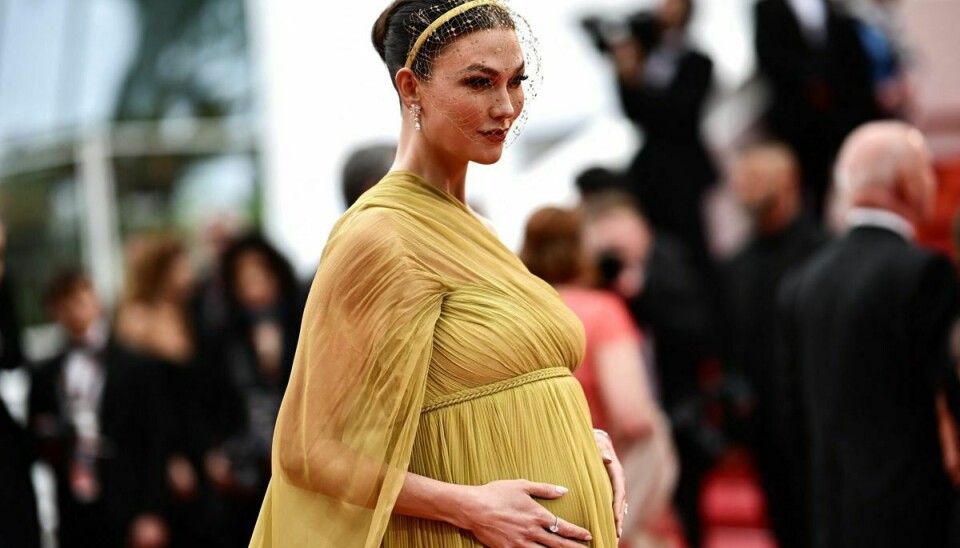 Den amerikanske supermodel Karlie Kloss viste sin babybule frem på den røde løber ved filmfestivalen i Cannes i maj. (Arkivfoto).