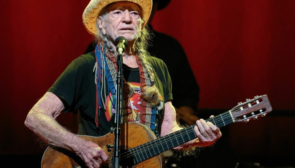 Willie Nelson har skrevet utallige store hits til sig selv og andre og ikke mindst holdt liv i utrolig og lang karriere, som fortsætter, selvom han 29. januar fylder 90 år. (Arkivfoto). Willie Nelson har skrevet utallige store hits til sig selv og andre og ikke mindst holdt liv i utrolig og lang karriere, som fortsætter, selvom han 29. januar fylder 90 år. (Arkivfoto).