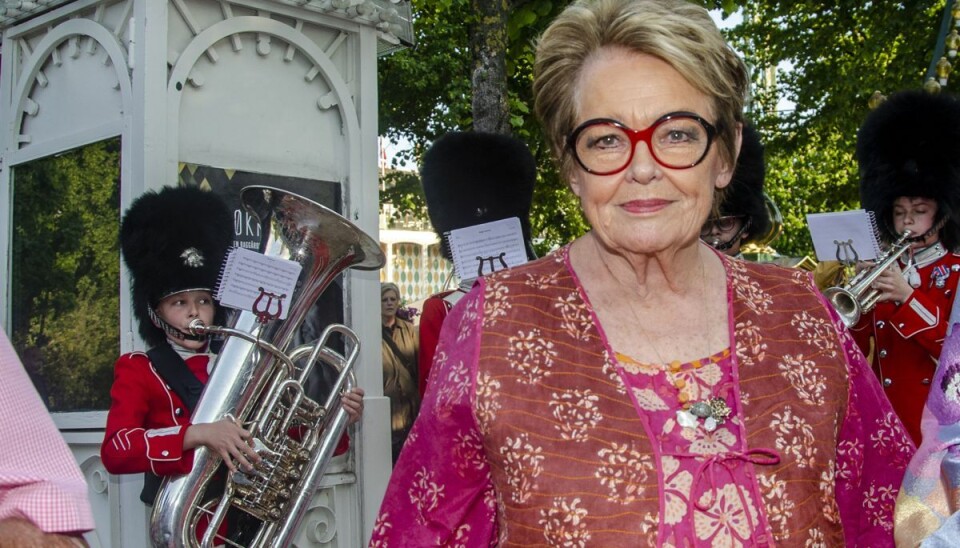 Ghita Nørby ønskede held og lykke med Tivolirevyen til kollegerne på scenen. Ellers hygger hun sig med blomsterne i sin sommerhave, fortalte hun til kendte.dk Ghita Nørby ønskede held og lykke med Tivolirevyen til kollegerne på scenen. Ellers hygger hun sig med blomsterne i sin sommerhave, fortalte hun til kendte.dk