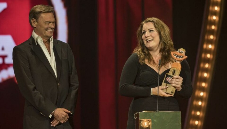 Revydiva: Vi tager ytringsfriheden for givet Skuespillerinden Lise Baastrup mener, at vi i Danmark tager ytringsfriheden for givet. Her modtager hun prisen for årets talent af revykongen Ulf Pilgaard til Charlies Revygalla 2016. Foto: /free