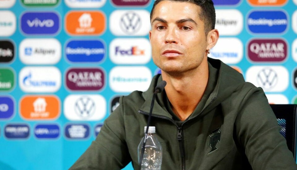 mandagens pressemøde – med sin vandflaske – forud for Portugals kam mod Ungarn tirsdag den 15. juni. Foto: UEFA/Handout via REUTERS Cristiano Ronaldo ved mandagens pressemøde – med sin vandflaske – forud for Portugals kam mod Ungarn tirsdag den 15. juni. Foto: UEFA/Handout via REUTERS