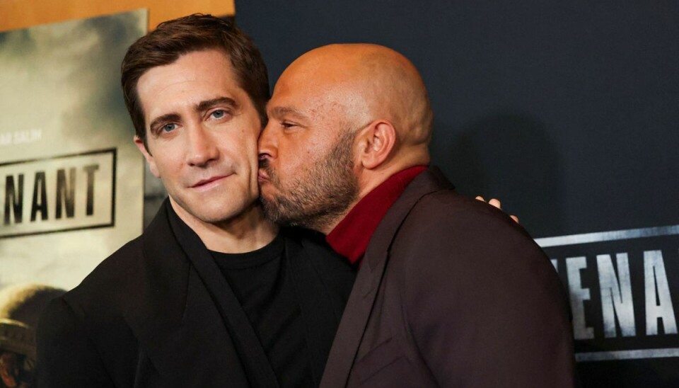 Jake Gyllenhaal virker knap så begejstret over Dar Salims kærlige gestus. Jake Gyllenhaal virker knap så begejstret over Dar Salims kærlige gestus.