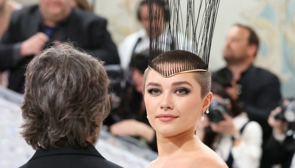 Florence Pugh var iklædt en 'fjerkrone', da hun mødte op til Met Gala. Florence Pugh var iklædt en 'fjerkrone', da hun mødte op til Met Gala.