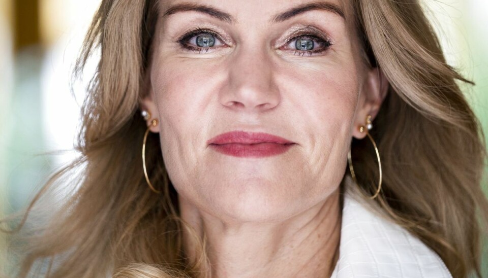 Tidligere statsminister Helle Thorning-Schmidt (S) nævner i bogen 'Blondinens betragtninger' tre konkrete episoder, hvor hun er blevet udsat for grænseoverskridende adfærd. Den ene handler om Frankrigs tidligere præsident Valéry Giscard d'Estaing, mens de to andre handler om to unavngivne tidligere chefer fra hendes tid i EU-Parlamentet.