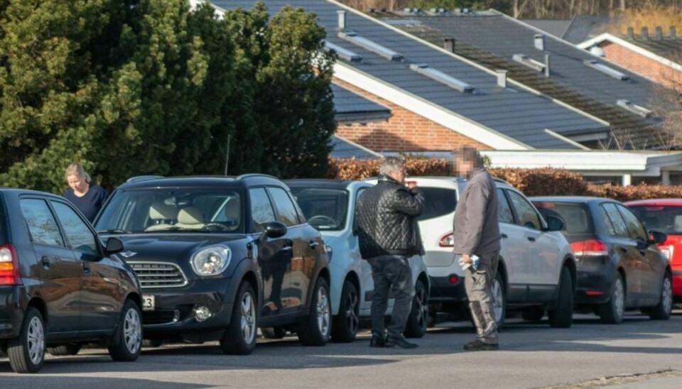 Det gik ikke helt, som det skulle, da Noller skulle parkere sin bil ved bisættelsen. KLIK og se flere billeder fra den rørende dag. Foto: Øxenholt Foto.