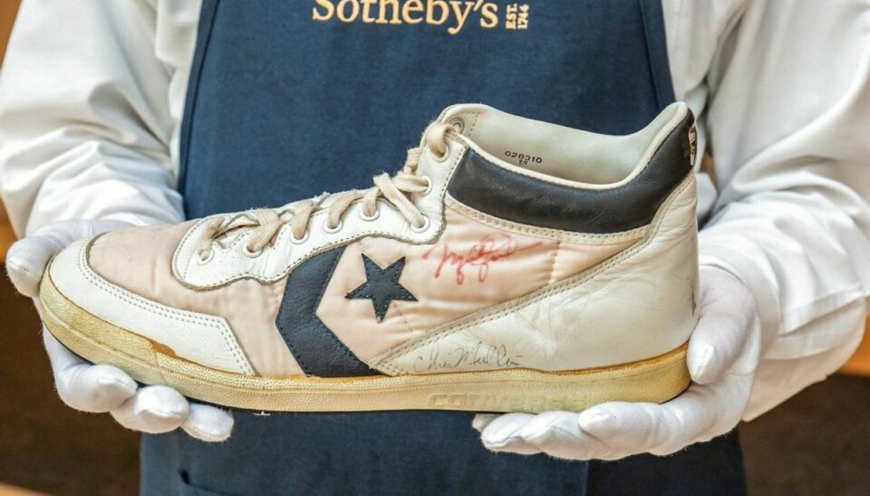 Michael Jordan bar denne sko i 1984, da han blev udtaget til det OL-vindende amerikanske baskethold.Foto: Handout / SOTHEBY’S / AFP
