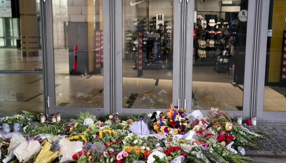 Blomster og politi foran shoppingcenteret Field's, to dage efter skyderiet.