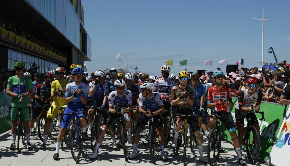 Tour de France-rytterne holdt tirsdag et minuts stilhed, inden de begav sig ud på ruten