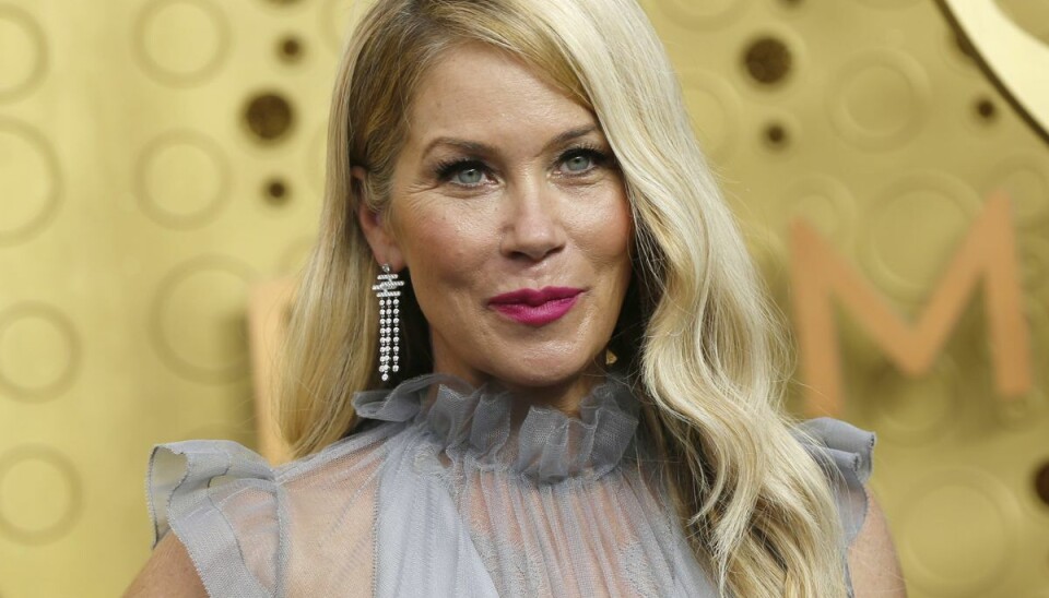 Skuespillerinden Christina Applegate har taget 18 kilo på og er nødsaget til at gå med stok.