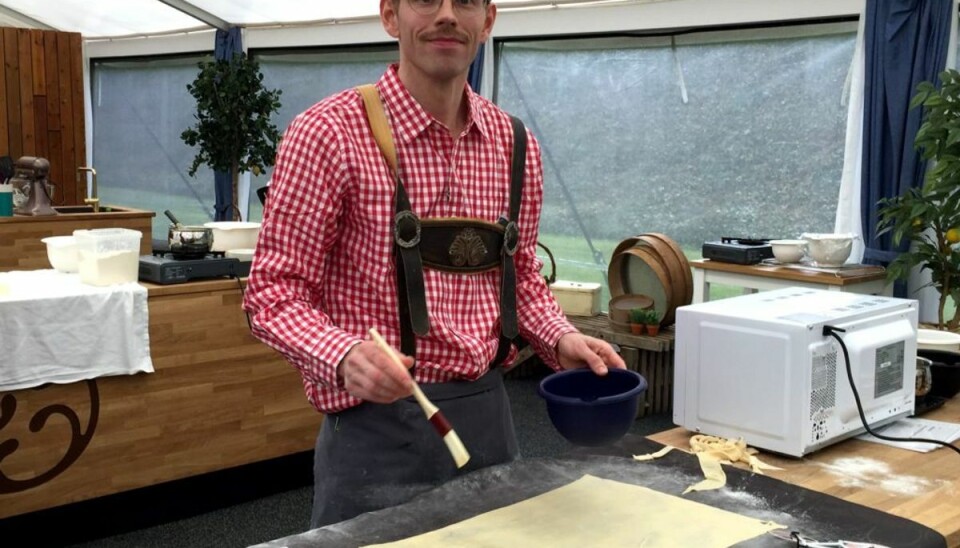Det blev sidste optræden i Den store bagedyst for Rasmus. KLIK og se flere bilelder fra aftenens program. Foto: DR Presse. Det blev sidste optræden i Den store bagedyst for Rasmus. KLIK og se flere bilelder fra aftenens program. Foto: DR Presse.