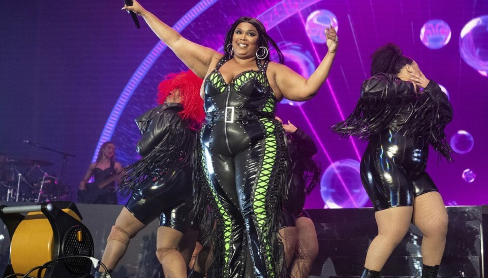 Lizzo ses her på scenen -med dansere - ved BottleRock Napa Valley Music Festival den 27. maj. Lizzo ses her på scenen -med dansere - ved BottleRock Napa Valley Music Festival den 27. maj.