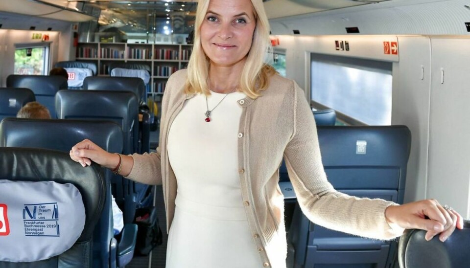 Kronprinsesse Mette-Marit steg ombord på Litteraturtoget i Køln, der tog hende til bogmessen i Frankfurt. Undervejs steg også læselystne børn og norske forfattere på toget. Også hendes mand kronprins Haakon hoppede på toget. Klik videre og se flere billeder. Foto: Scanpix Kronprinsesse Mette-Marit steg ombord på Litteraturtoget i Køln, der tog hende til bogmessen i Frankfurt. Undervejs steg også læselystne børn og norske forfattere på toget. Også hendes mand kronprins Haakon hoppede på toget. Klik videre og se flere billeder. Foto: Scanpix