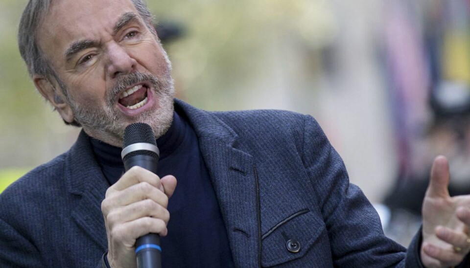 Neil Diamond har omskrevet sit kæmpehit Sweet Caroline, så den passer til tiden med coronavirus. KLIK VIDERE OG SE FLERE BILLEDER Foto: REUTERS/Brendan McDermid Neil Diamond har omskrevet sit kæmpehit Sweet Caroline, så den passer til tiden med coronavirus. KLIK VIDERE OG SE FLERE BILLEDER Foto: REUTERS/Brendan McDermid