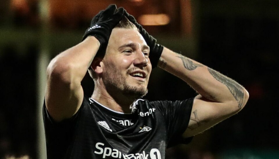 Nye tiltaler mod Bendtner: Nu skal han også forsvare sig mod dette Han har god grund til at tage sig til hovedet, Nicklas Bendtner. (Foto: Scanpix)