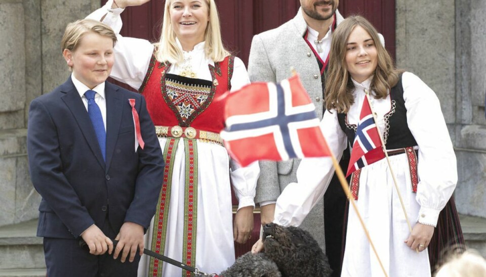 Nu kan man blive nabo til kronprins Haakon og kronprinsesse Mette-Marit samt deres to børn, prinsesse Ingrid Alexandra og prins Sverre Magnus. Klik videre for flere billeder. Foto: Scanpix/kronSplashNews.com Splash News and Pictures Los Angeles: 310-821-2666 New York: 212-619-2666 London: 0207 644 7656 Milan: 02 4399 8577 photodesk@splashnews.com Nu kan man blive nabo til kronprins Haakon og kronprinsesse Mette-Marit samt deres to børn, prinsesse Ingrid Alexandra og prins Sverre Magnus. Klik videre for flere billeder. Foto: Scanpix/kronSplashNews.com Splash News and Pictures Los Angeles: 310-821-2666 New York: 212-619-2666 London: 0207 644 7656 Milan: 02 4399 8577 photodesk@splashnews.com