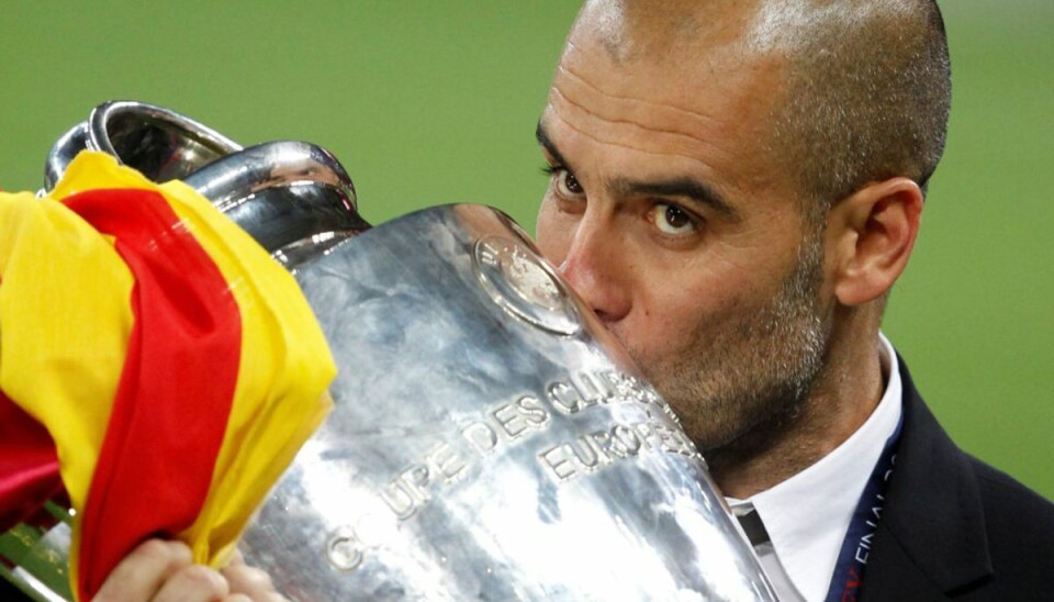 Han lavede en revolution Pep Guardiola kysser Champions League-trofæet, da han senest vandt turneringen tilbage i 2011 med Barcelona. Et årti senere fylder han 50 år. (Arkivfoto) – Foto: Phil Noble/Reuters